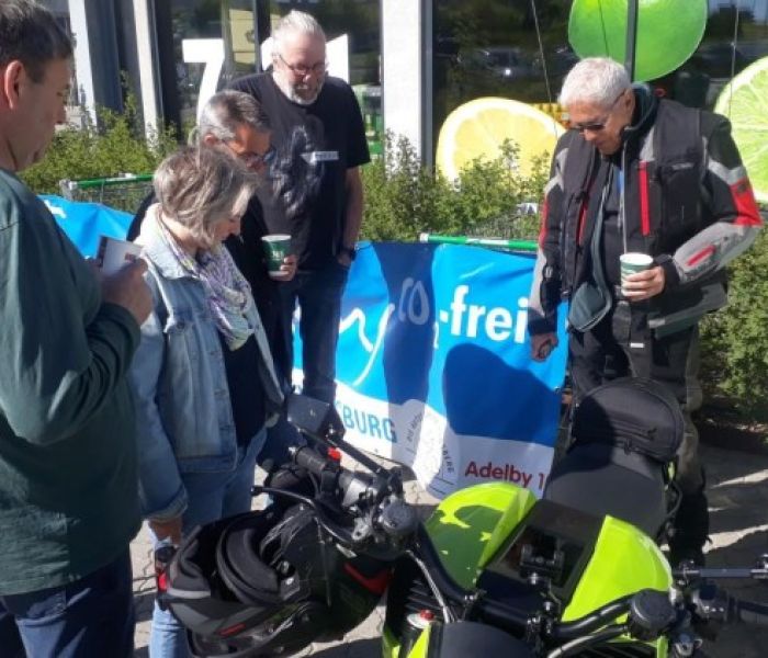 Teilnehmer beim Zwischenstop bei der Autoschmiede Ringsberg (Foto: artefact)
